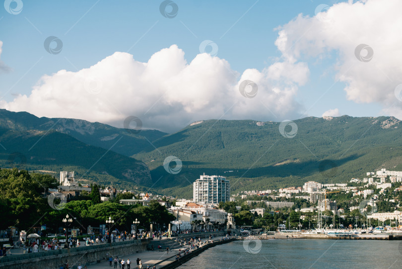 Скачать Набережная и морской порт Ялты в Крыму. фотосток Ozero