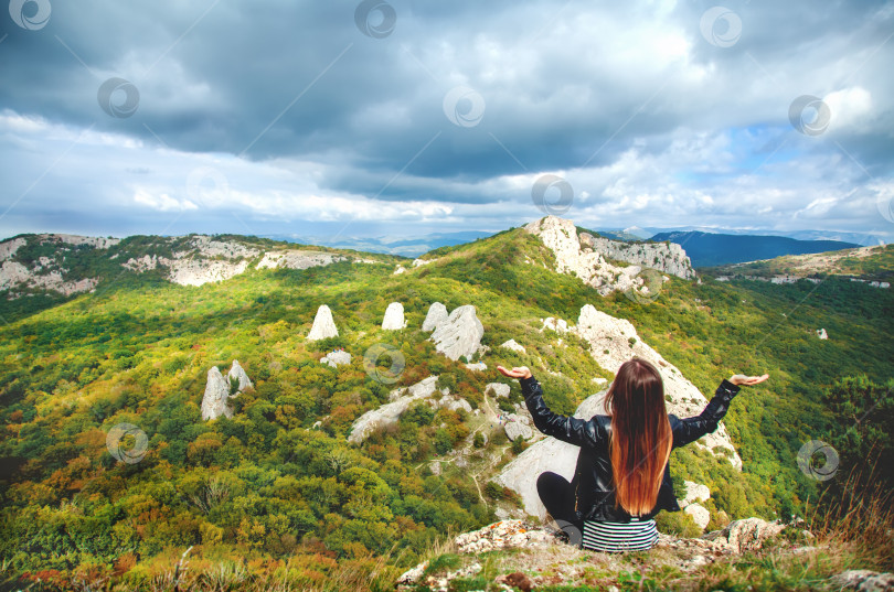 Скачать красивый вид на горы ,Храм солнца в Крыму. фотосток Ozero