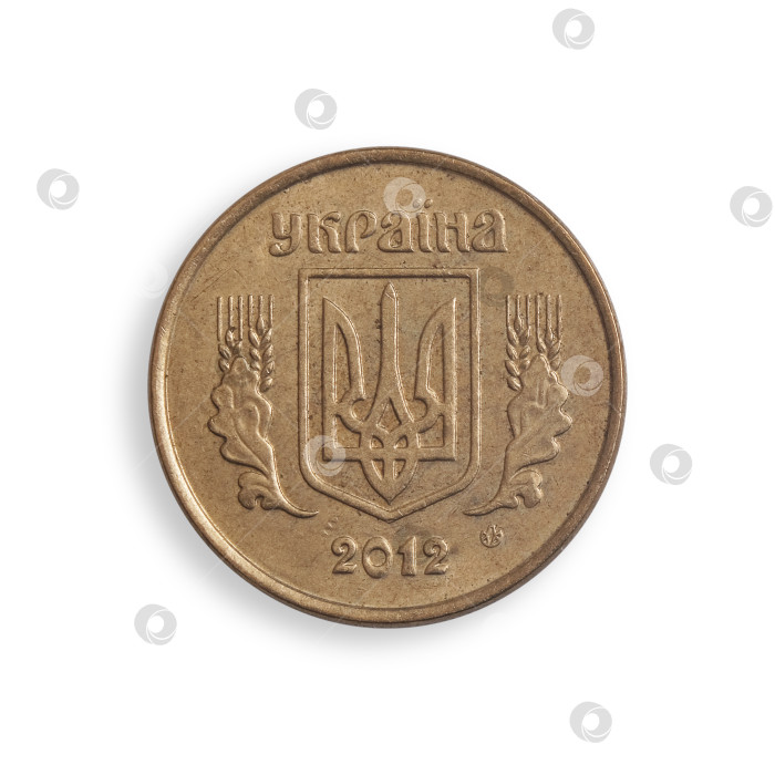 Скачать Украинская монета номиналом 10 копеек, выделенная на белом фоне. Надпись означает "Украина". Элемент дизайна с контуром вырезки фотосток Ozero