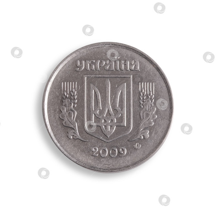 Скачать Украинская монета номиналом 5 копеек выделена на белом фоне. Надпись означает "Украина". Элемент дизайна с контуром вырезки фотосток Ozero