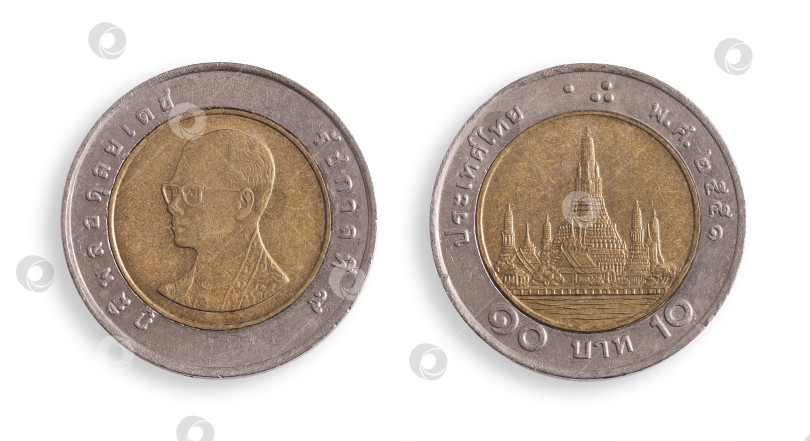 Скачать Тайская монета номиналом 10 бат (аверс и реверс) на белом фоне. Надпись на тайском языке означает "Король Пумипон Адульядет". 10 бат. Храм рассвета" на английском языке. Элемент дизайна с контуром вырезки фотосток Ozero