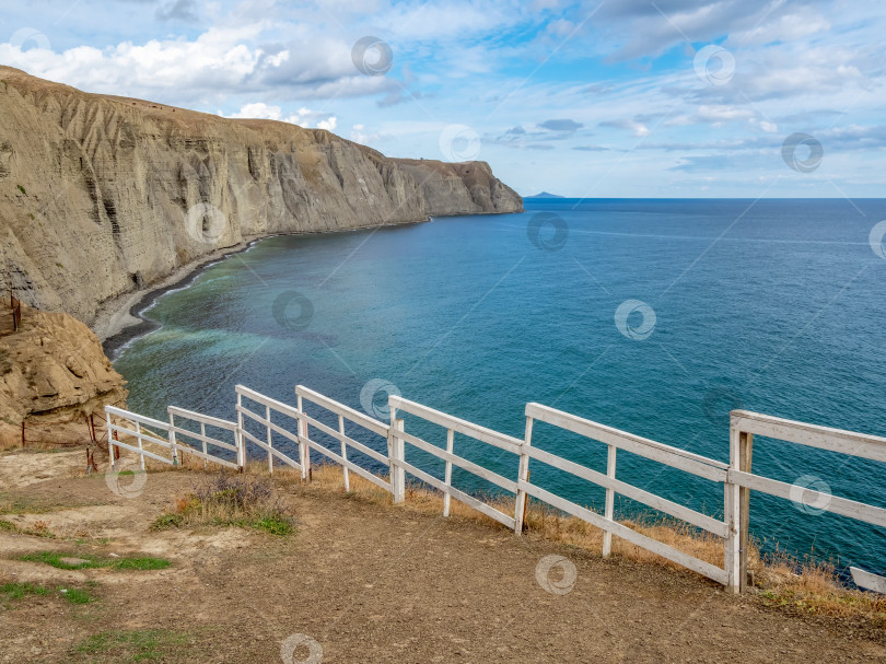 Скачать забор на вершине горы, скалы, море фотосток Ozero