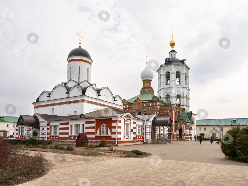 Скачать Николо-Пешношский монастырь с Богоявленской и Сергиевской церквями в облачную погоду фотосток Ozero