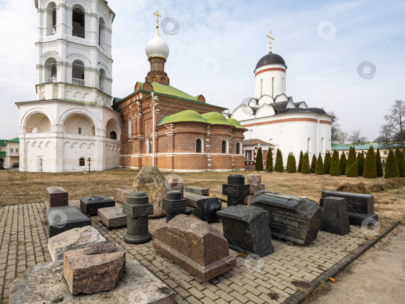 Скачать Николо-Пешношский монастырь, Богоявленская церковь, Никольский собор, Сергиевская церковь и его исторические захоронения в на внутреннем дворе фотосток Ozero