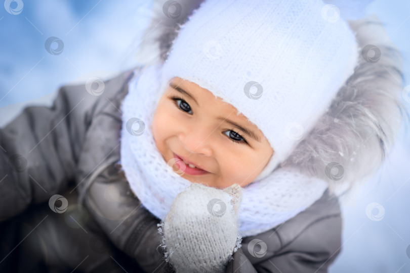 Скачать Счастливая малышка смешанной расы  фотосток Ozero