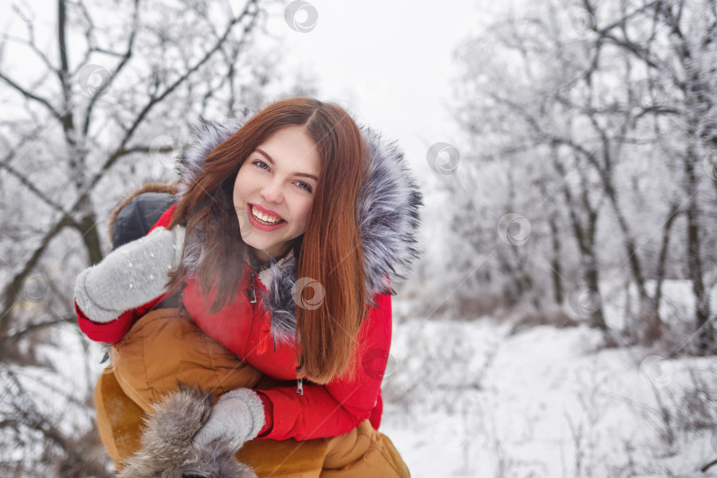 Скачать Любящая пара подростков. Зима фотосток Ozero