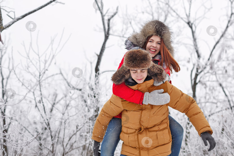 Скачать Любящая пара подростков. Зима фотосток Ozero