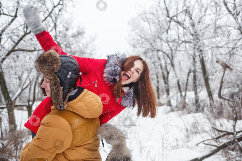 Скачать Любящая пара подростков. Зима фотосток Ozero