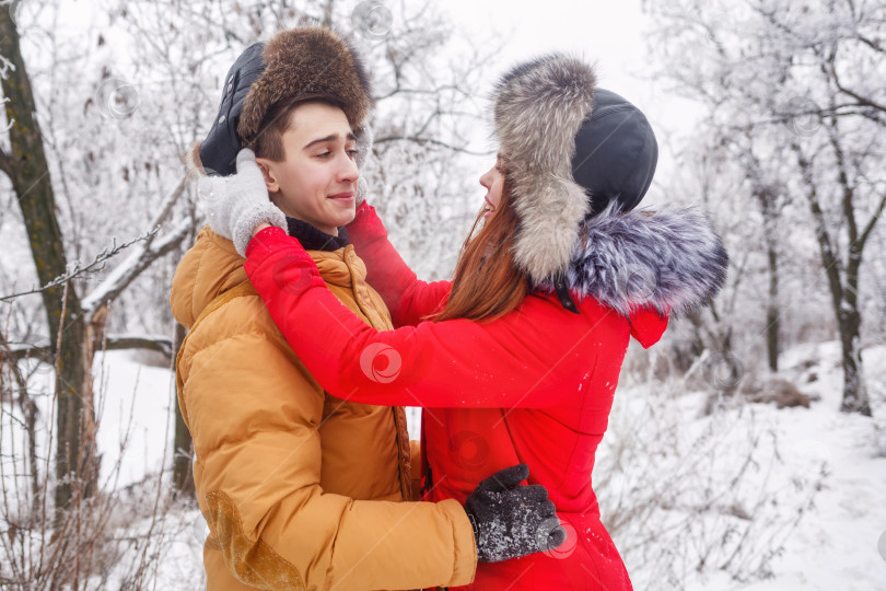 Скачать Любящая пара подростков. Зима фотосток Ozero