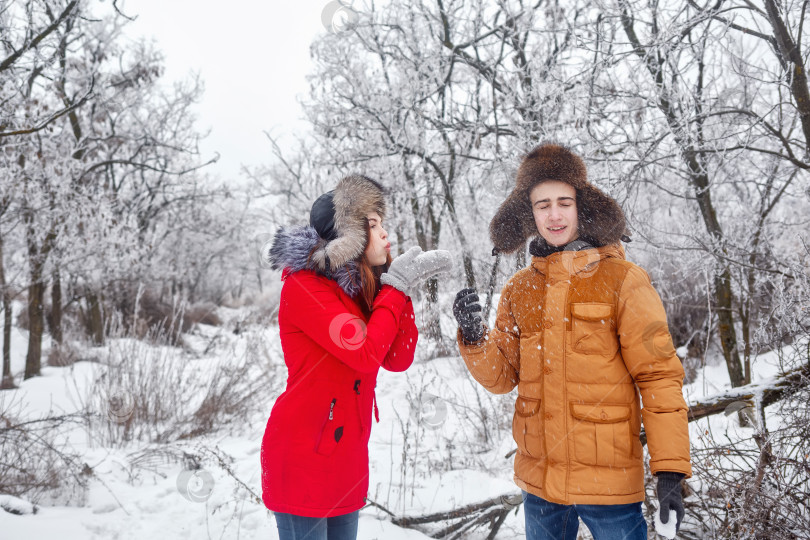 Скачать Любящая пара подростков. Зима фотосток Ozero