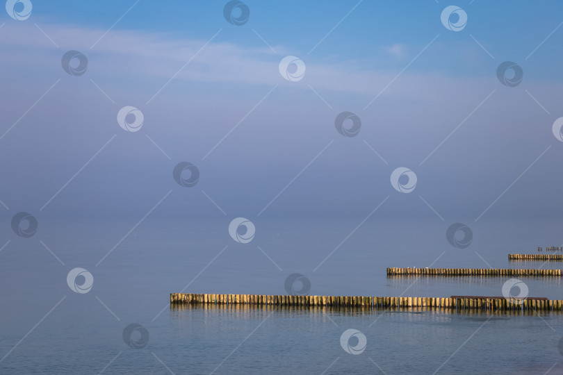 Скачать Волнорезы на Балтийском море в Зеленоградске горизонтальные фотосток Ozero