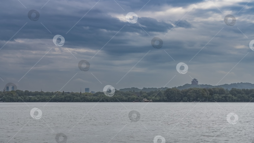 Скачать Красивое озеро. Рябь на поверхности спокойной воды. фотосток Ozero