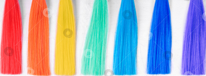 Скачать Образцы краски для волос семи цветов радуги на белом фоне. Веб-баннер фотосток Ozero