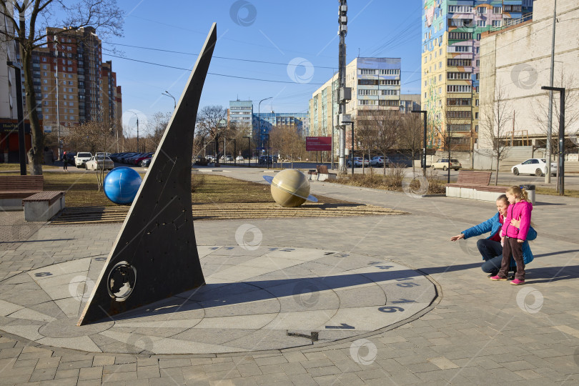 Скачать РАМЕНСКОЕ, Россия - 16 марта 2025 г. - Солнечные часы. Родители и дети изучают принцип действия солнечных часов. фотосток Ozero