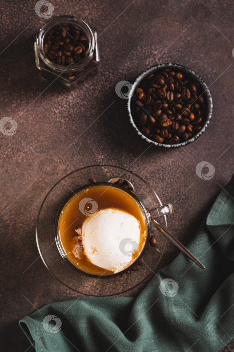 Скачать Кофе Affogato espresso с ванильным мороженым в чашке на столешнице, вид сверху фотосток Ozero