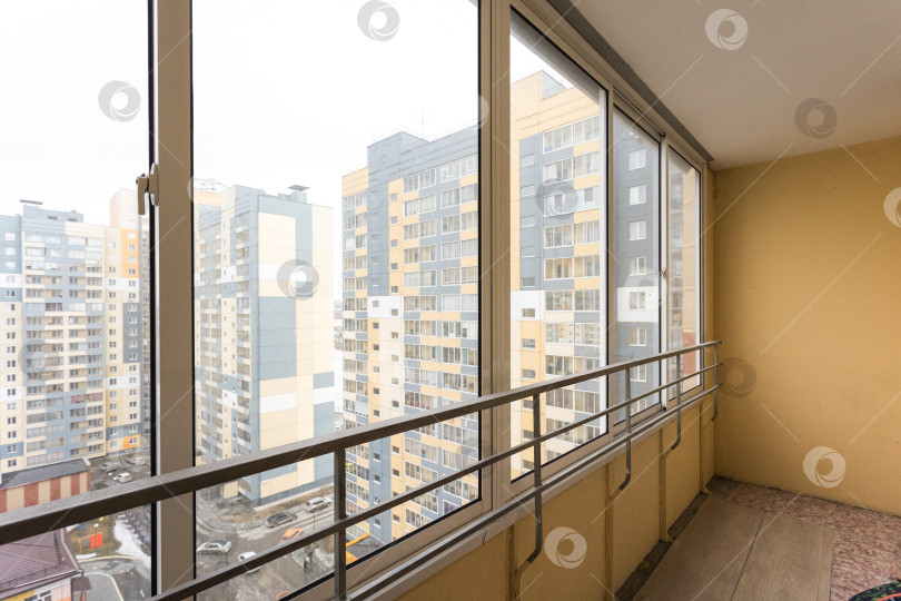 Скачать балкон квартиры на верхних этажах многоквартирного дома фотосток Ozero