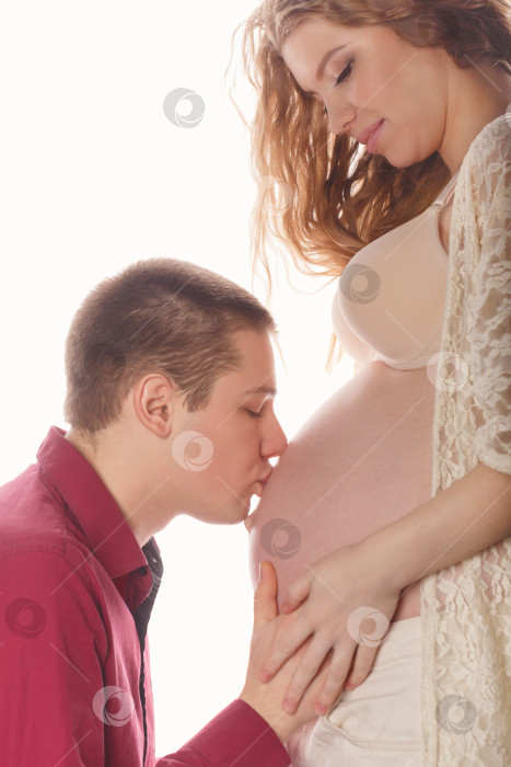 Скачать Муж целует живот беременной девушки фотосток Ozero