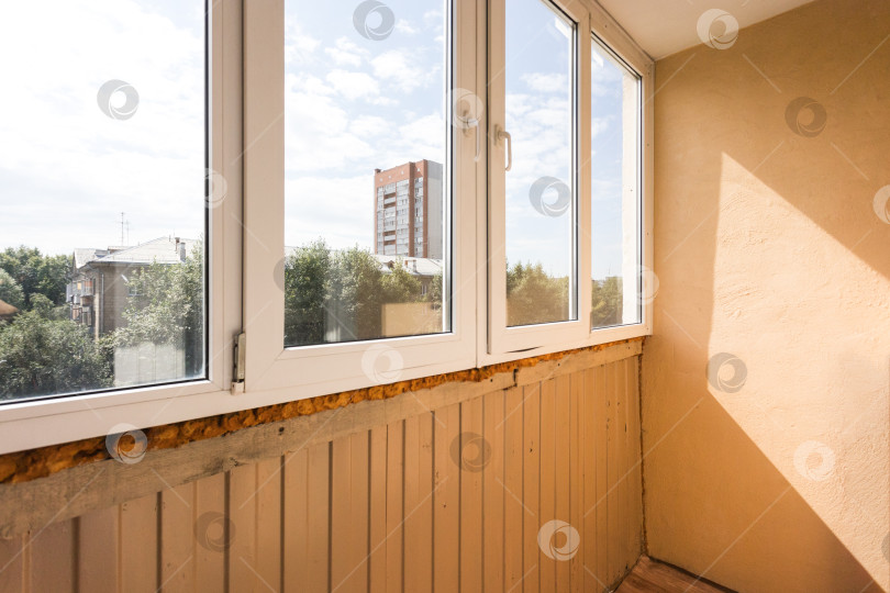 Скачать балкон квартиры на верхних этажах многоквартирного дома фотосток Ozero
