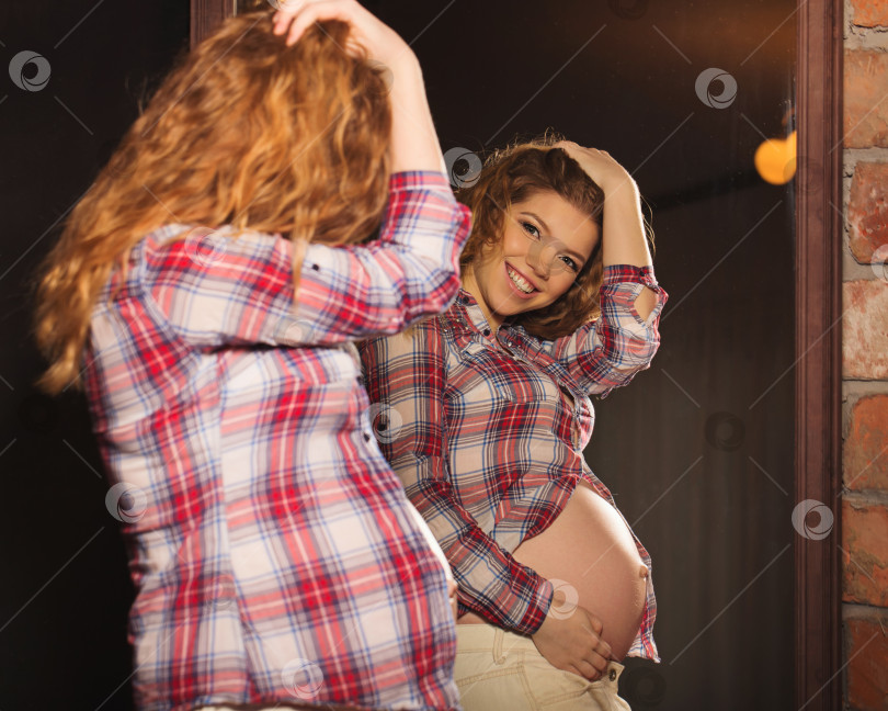 Скачать Симпатичная беременная девушка фотосток Ozero
