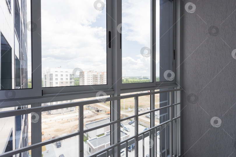 Скачать балкон квартиры на верхних этажах многоквартирного дома фотосток Ozero
