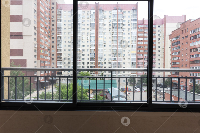 Скачать балкон квартиры на верхних этажах многоквартирного дома фотосток Ozero