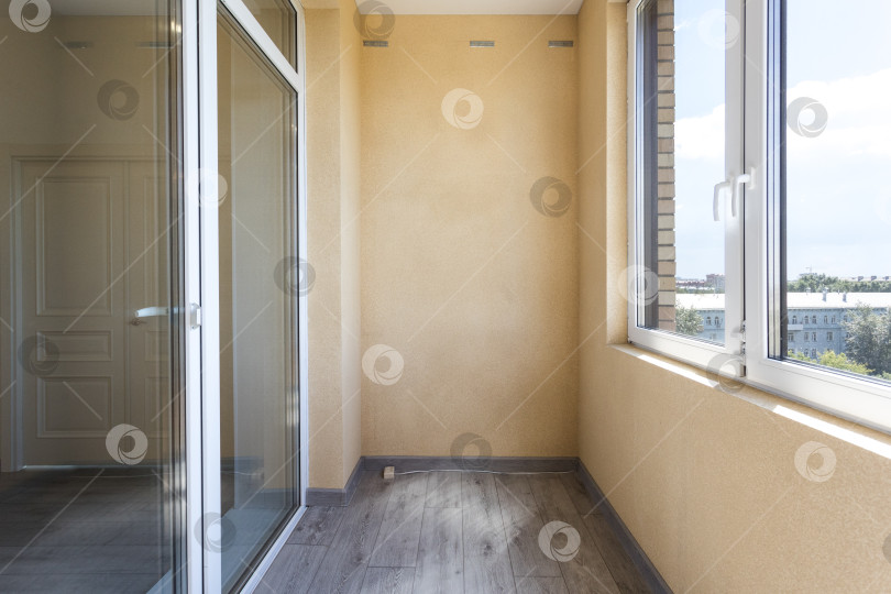 Скачать балкон квартиры на верхних этажах многоквартирного дома фотосток Ozero