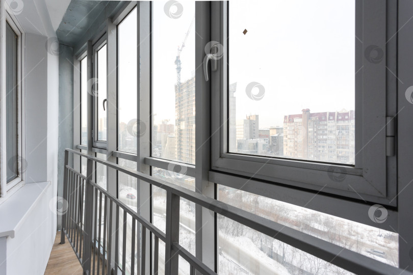 Скачать балкон квартиры на верхних этажах многоквартирного дома фотосток Ozero