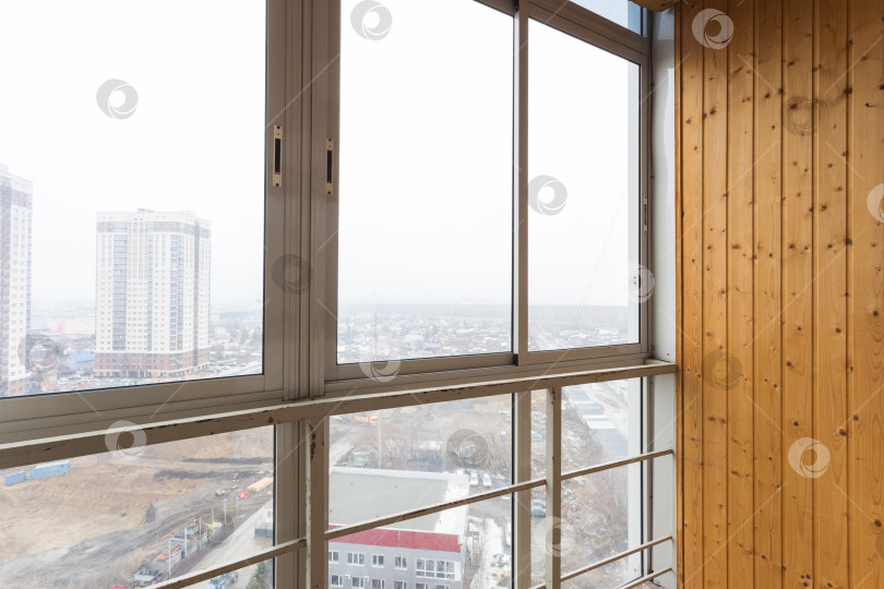 Скачать балкон квартиры на верхних этажах многоквартирного дома фотосток Ozero