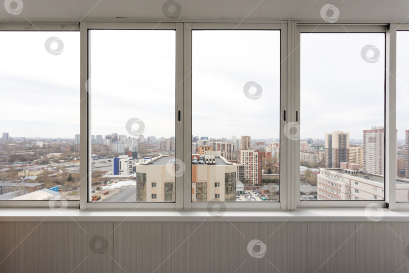 Скачать балкон квартиры на верхних этажах многоквартирного дома фотосток Ozero