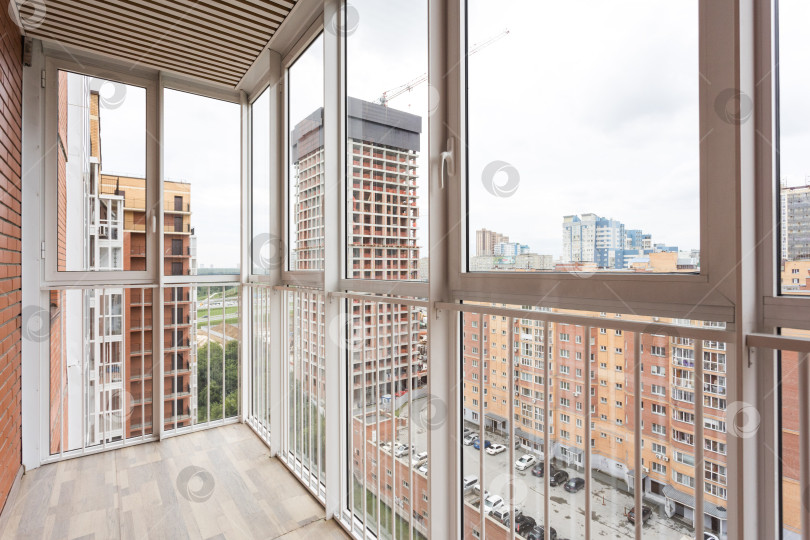 Скачать балкон квартиры на верхних этажах многоквартирного дома фотосток Ozero