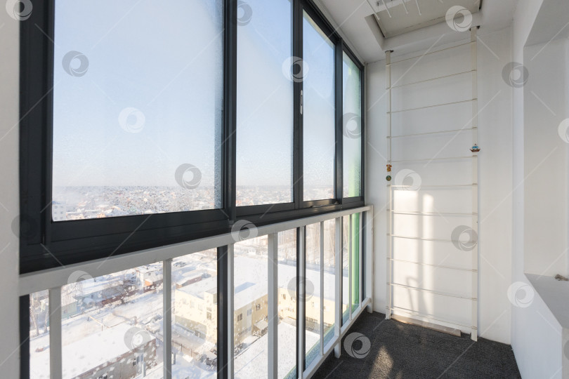 Скачать балкон квартиры на верхних этажах многоквартирного дома фотосток Ozero