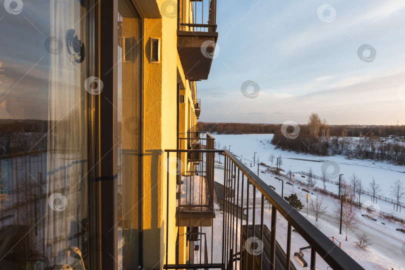 Скачать балкон квартиры на верхних этажах многоквартирного дома фотосток Ozero