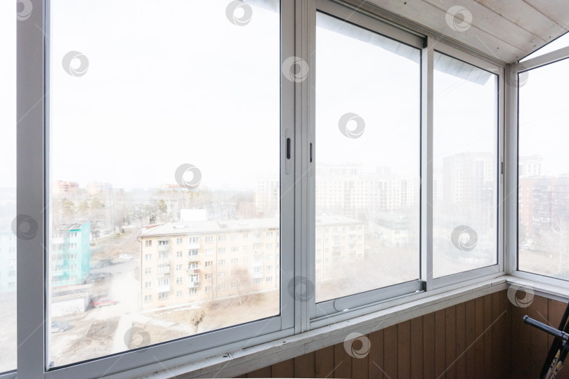Скачать балкон квартиры на верхних этажах многоквартирного дома фотосток Ozero