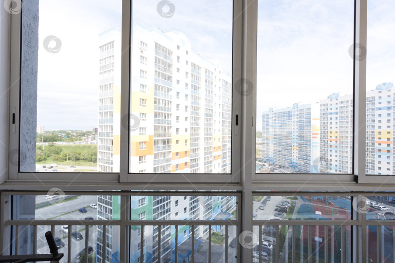 Скачать балкон квартиры на верхних этажах многоквартирного дома фотосток Ozero