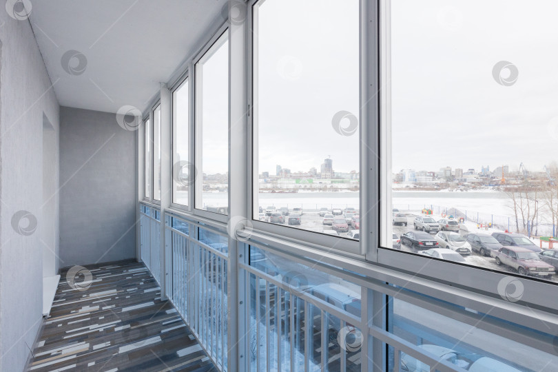 Скачать балкон квартиры на верхних этажах многоквартирного дома фотосток Ozero