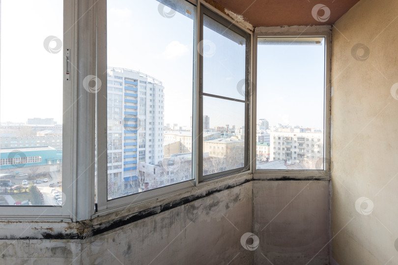 Скачать балкон квартиры на верхних этажах многоквартирного дома фотосток Ozero