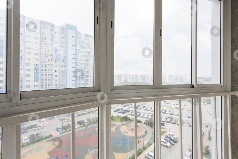 Скачать балкон квартиры на верхних этажах многоквартирного дома фотосток Ozero