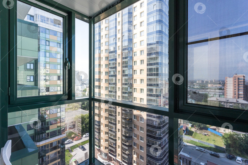 Скачать балкон квартиры на верхних этажах многоквартирного дома фотосток Ozero