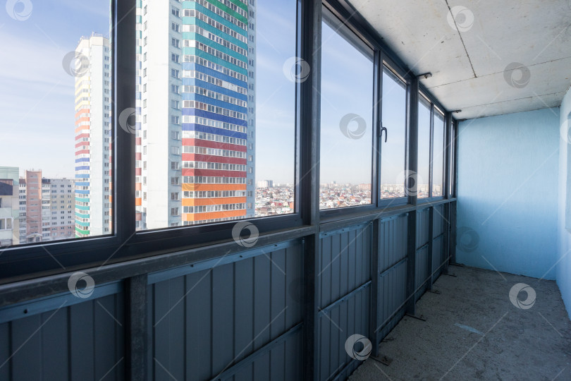 Скачать балкон квартиры на верхних этажах многоквартирного дома фотосток Ozero