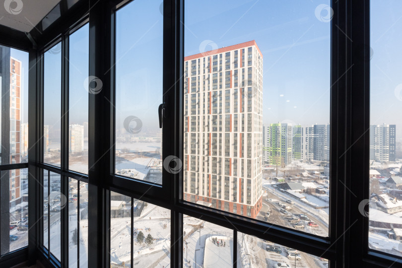 Скачать балкон квартиры на верхних этажах многоквартирного дома фотосток Ozero