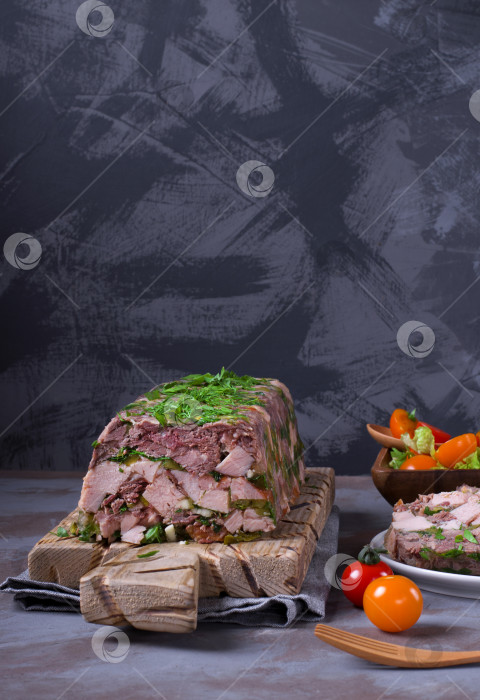 Скачать Террин из свинины и говядины с зеленью подается с салатом из помидоров. фотосток Ozero
