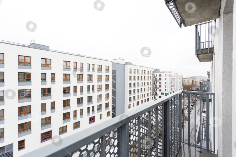 Скачать балкон квартиры на верхних этажах многоквартирного дома фотосток Ozero