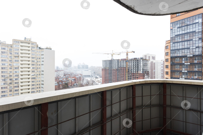 Скачать балкон квартиры на верхних этажах многоквартирного дома фотосток Ozero