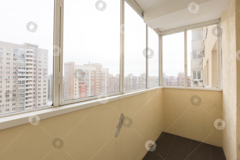 Скачать балкон квартиры на верхних этажах многоквартирного дома фотосток Ozero