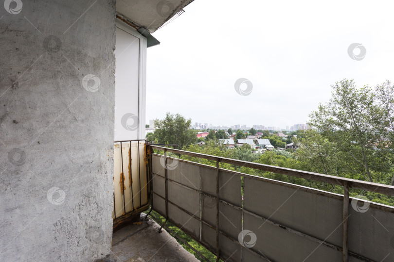 Скачать балкон квартиры на верхних этажах многоквартирного дома фотосток Ozero