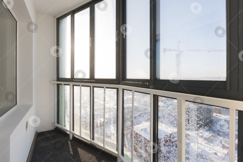 Скачать балкон квартиры на верхних этажах многоквартирного дома фотосток Ozero