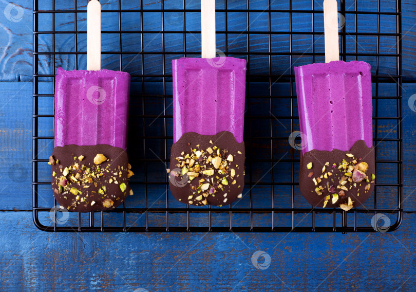 Скачать Черничное мороженое, украшенное шоколадом и фисташковыми орехами фотосток Ozero