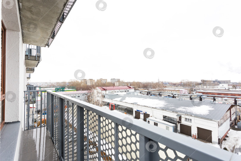 Скачать балкон квартиры на верхних этажах многоквартирного дома фотосток Ozero