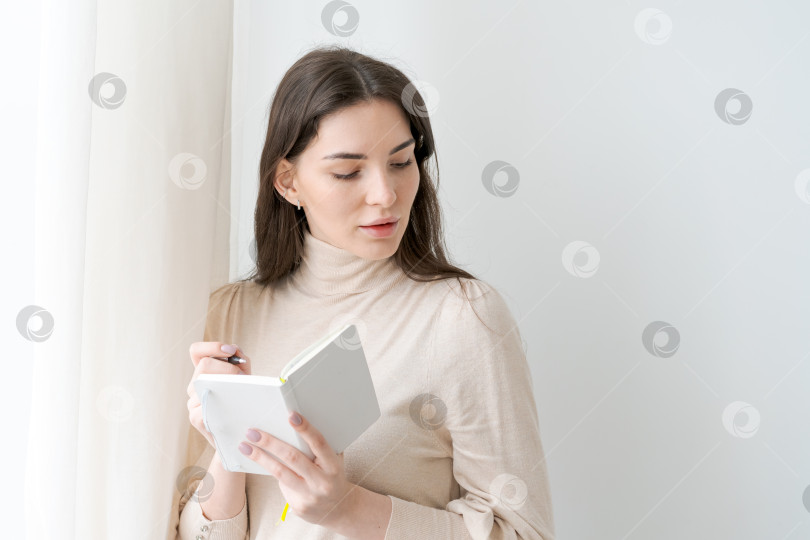 Скачать Женщина читает книгу фотосток Ozero