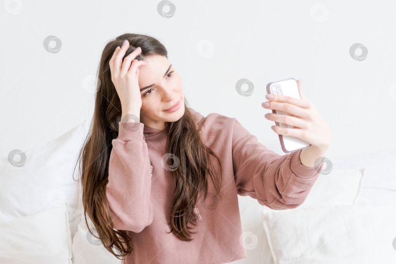 Скачать Женщина делает селфи на свой мобильный телефон фотосток Ozero